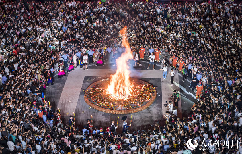 火把節“狂歡之夜”現場。何為攝 