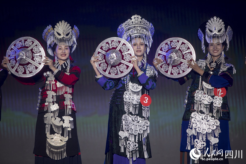 火把節選美大賽，佳麗們在展示才藝。何為攝