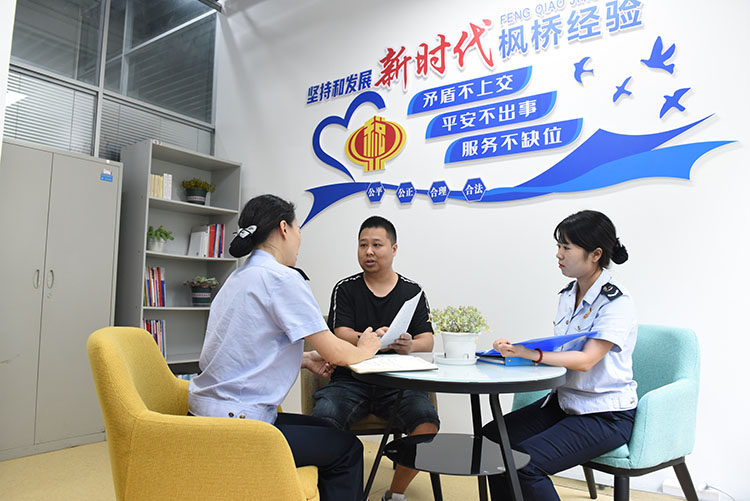 “楓橋式”稅務局為納稅人答疑解難。成都市稅務局供圖