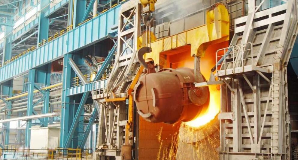達州鋼鐵煉鋼廠轉爐提釩裝置正在進鐵水(達鋼集團供圖)