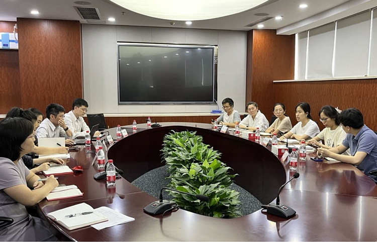 調研小組與典型銀行企業座談，積極了解企業發展狀況和涉稅訴求。成都市稅務局供圖