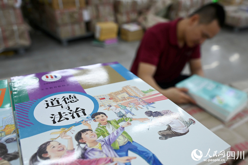 清點整理新學期教材。蘭自濤攝