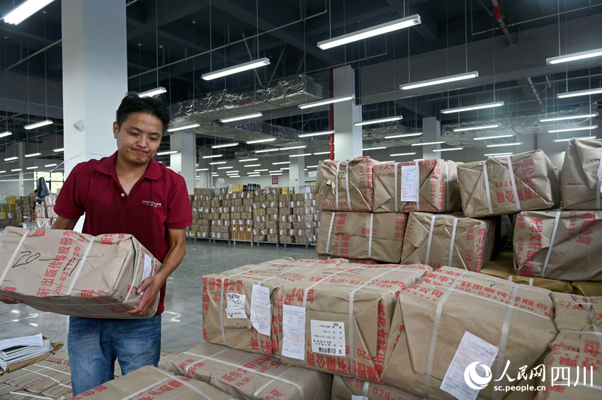 備好教材迎開學。蘭自濤攝