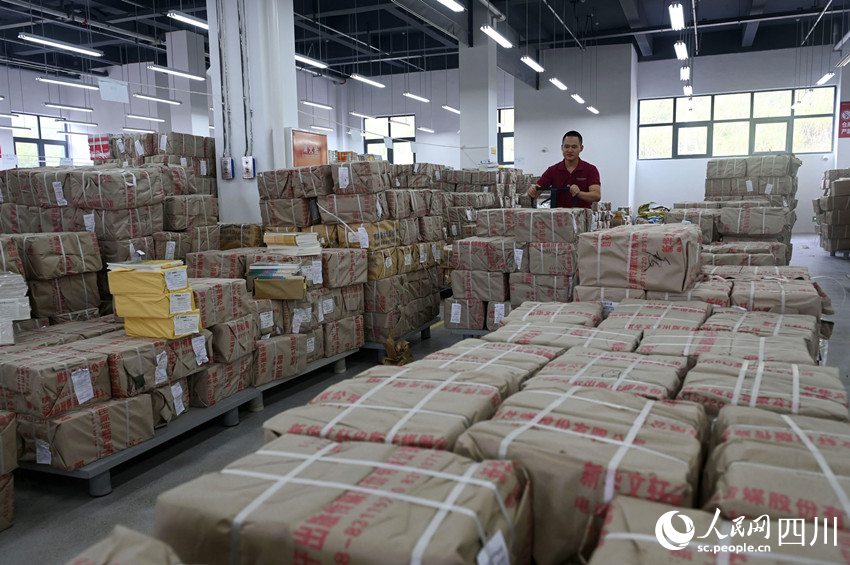 備好教材迎開學。蘭自濤攝