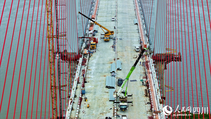 大橋已進入橋面施工階段。廖勝春攝