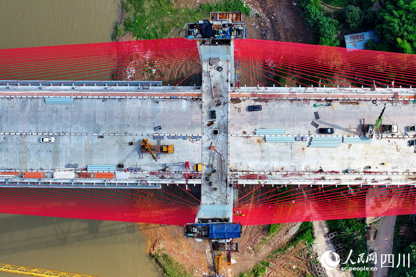 航拍納溪長江大橋建設現場。廖勝春攝