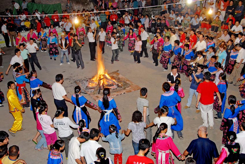 援建隊員與汶川百姓共舞鍋莊。阿壩州委宣傳部供圖