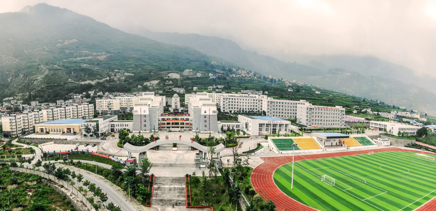 災后重建的茂縣中學全景。阿壩州委宣傳部供圖