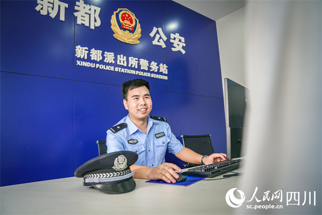 民警在警務站內接待求助群眾。陳智豪攝