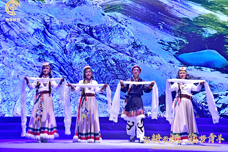 得榮的學生獻上哈達。青羊區教育局供圖