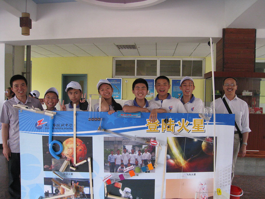 程光偉（左一）帶著學生做實驗。受訪者供圖