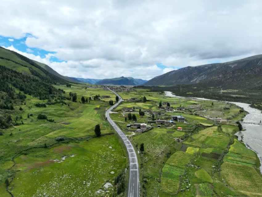 風景絕美、路況便利的高原天路。鄧波攝