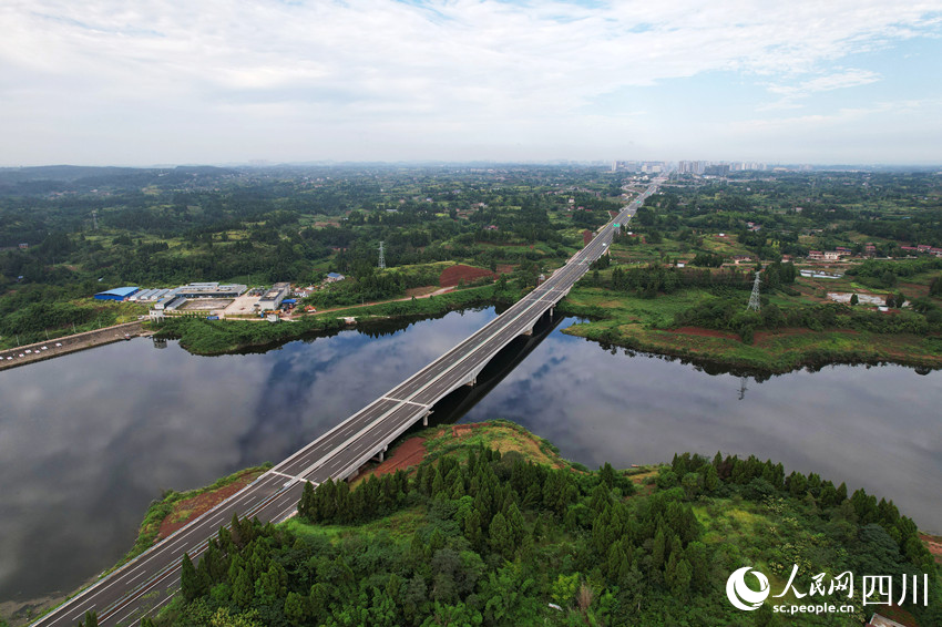 俯瞰新建成的內（江）大（足）高速公路四川省內江市東興區段。蘭自濤攝