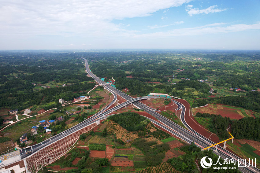 內（江）大（足）高速公路四川段順利完工并通過驗收。蘭自濤攝