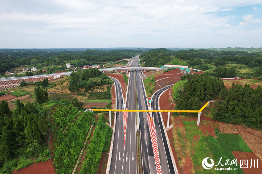 內（江）大（足）高速公路四川段順利完工并通過驗收。蘭自濤攝