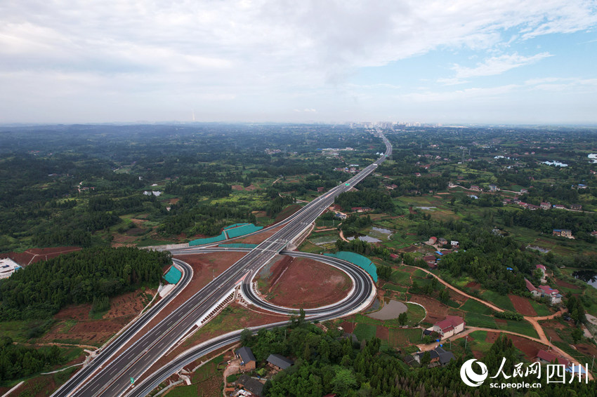 內（江）大（足）高速公路四川段順利完工并通過驗收。蘭自濤攝