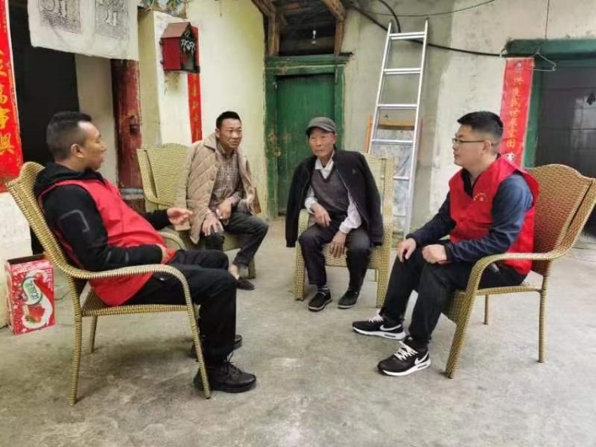 工作中的曹翔。黑水縣委宣傳部供圖