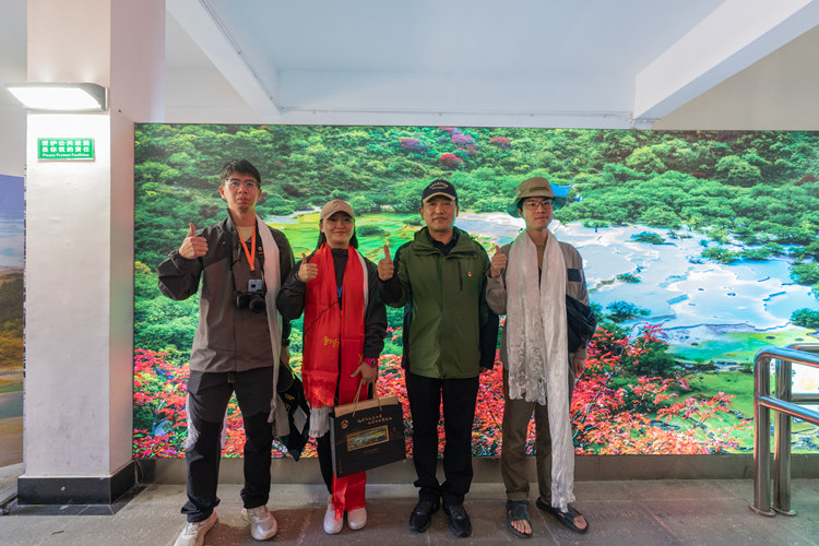 游客為黃龍景區點贊。黃管局供圖