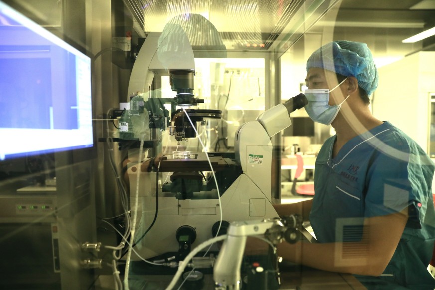 位于四川成都的錦欣西囡婦女兒童醫院，醫務工作者正在進行檢驗工作。王磊供圖