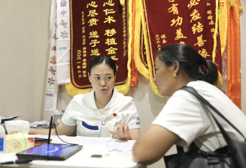 位于四川成都錦欣西囡婦女兒童醫院石榴籽示范科室，護士且沙么此扎正在與患者溝通。王磊供圖