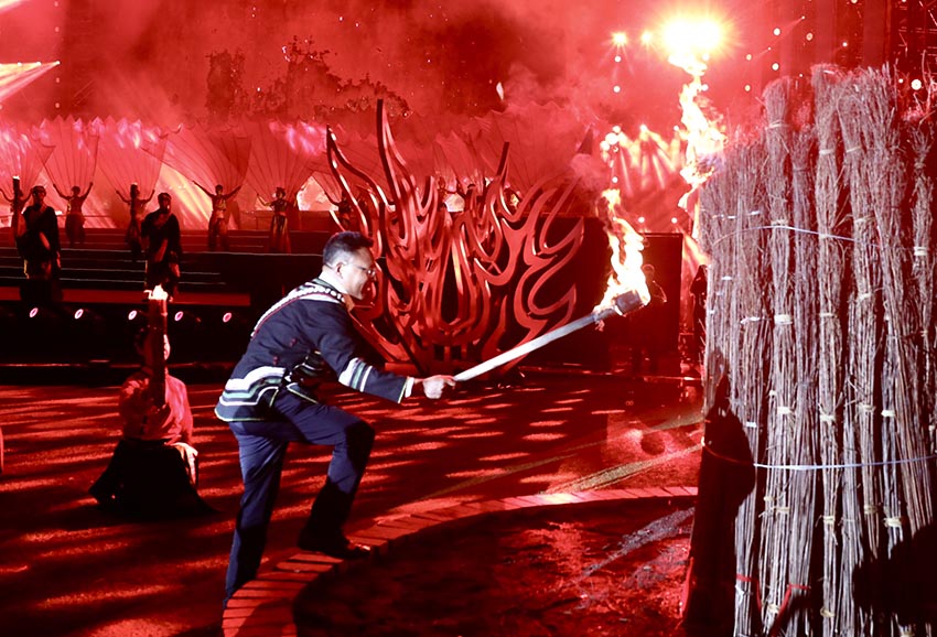 點火?；顒又鬓k方供圖