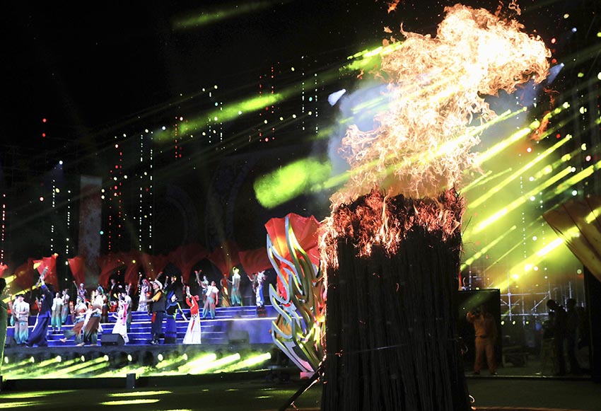 載歌載舞中點燃了激情篝火?；顒又鬓k方供圖