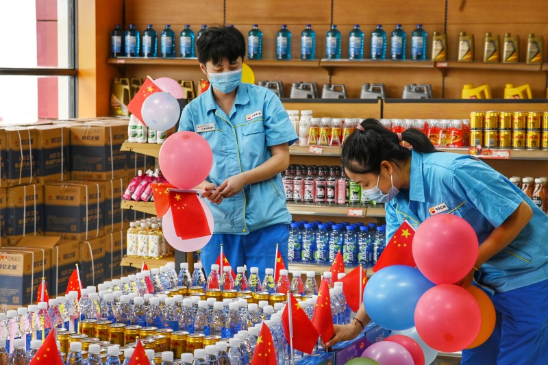 國慶節便利店氛圍打造。王夢穎供圖