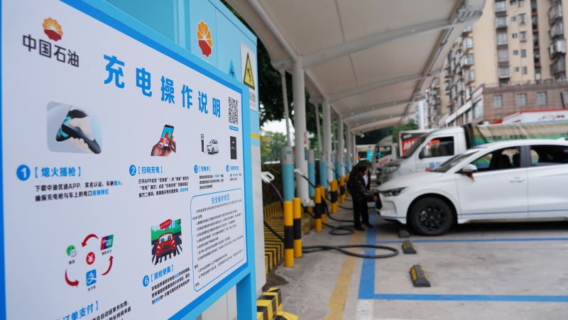 瀘州公司龍馬加油站充電客戶絡繹不絕。鐘燕供圖