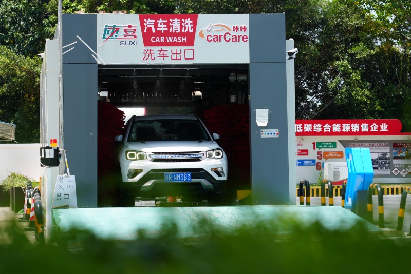 如今到加油站順便洗車，已經成為更多人的選擇。圖為順濱站快進快出自動洗車服務。趙月供圖