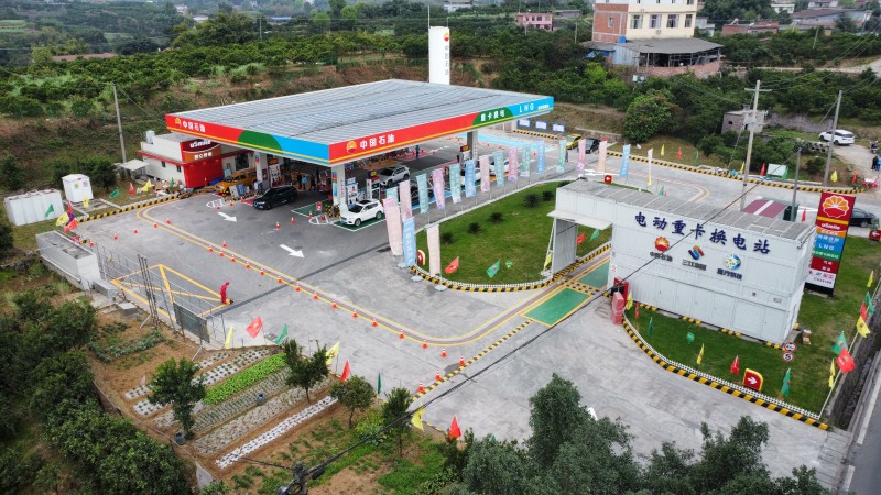 為配合宜賓發展動力電池產業，中石油率先利用自身優勢，落地重卡換電項目。圖為機場路重卡換電加油站。劉欣供圖