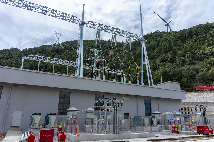 雅礱江臘巴山風電項目輸電線路。雅礱江公司供圖