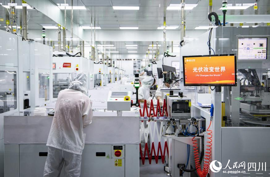 通威太陽能眉山基地高效晶硅電池生產車間。人民網 趙祖樂攝