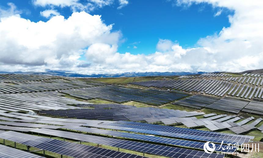 航拍雅礱江柯拉一期光伏電站。徐健攝