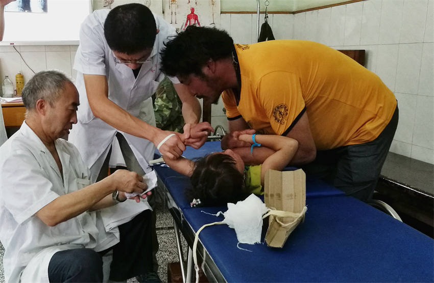 陳懷炯在為藏族同胞醫療。天全縣中醫院供圖