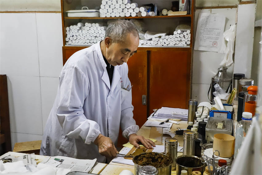 陳懷炯在工作中。天全縣中醫院供圖