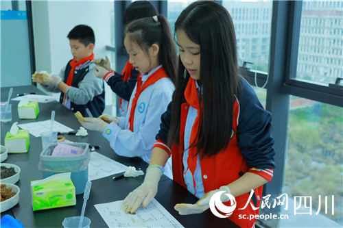 孩子們正在做實驗。人民網記者 李平攝