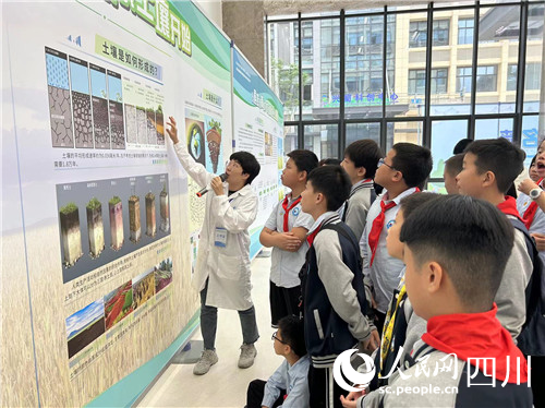 專家為孩子們講土壤知識。人民網記者 李平攝