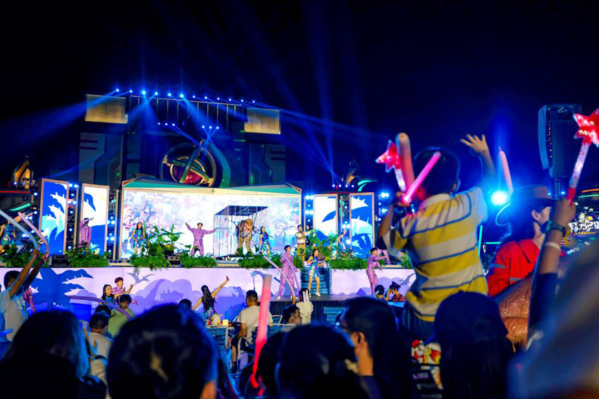 觀看表演。自貢市委宣傳部供圖