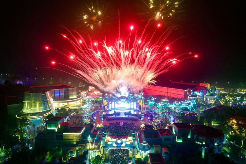 煙花滿天飛，生活錦繡堆。自貢市委宣傳部供圖