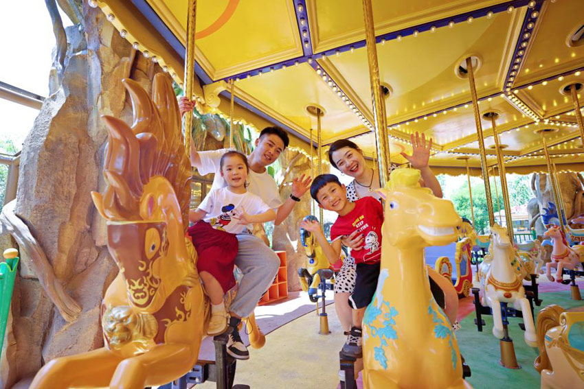 乘坐駿馬“飛翔”，享受快樂時光。自貢市委宣傳部供圖