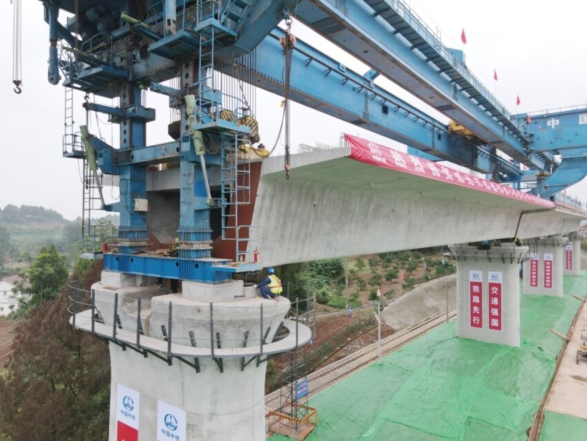 架梁現場。成達萬公司供圖