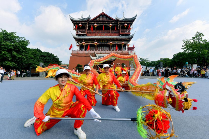 舞龍表演。龍泉驛區委宣傳部供圖