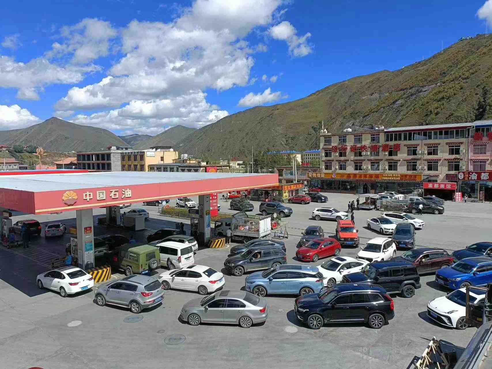 中國石油四川銷售公司各加油站內，“雙節”返程車流有序排起了長隊。尼爾月拉攝