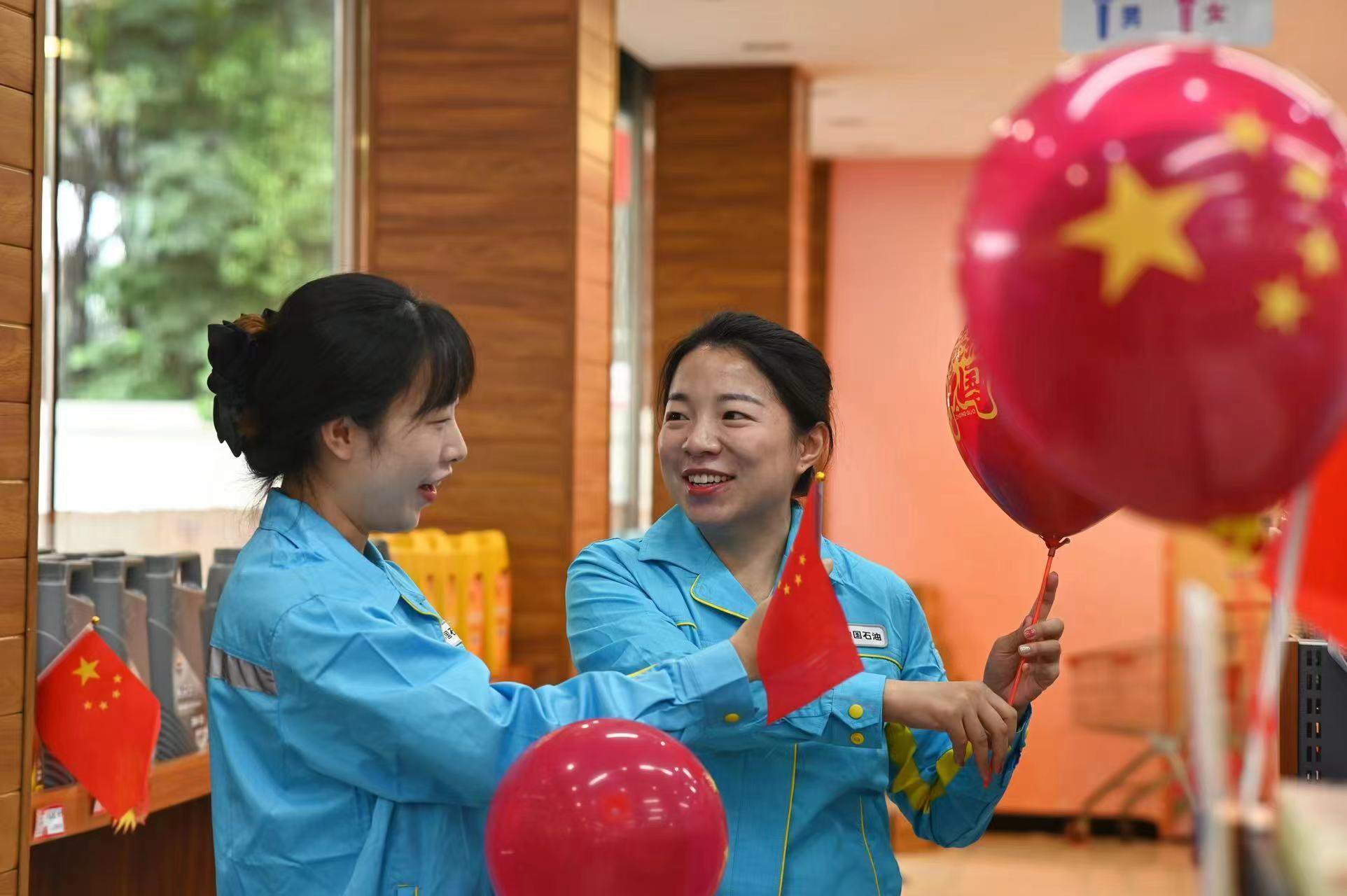 中國石油四川銷售公司各加油站內處處洋溢著溫暖和喜慶的節日氛圍。王夢穎攝 