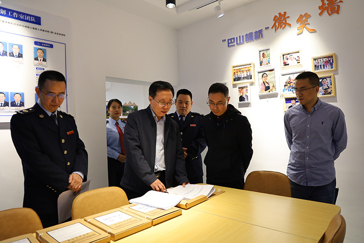 領導在宣漢“巴山楓橋”稅務分局調研。達州市稅務局供圖