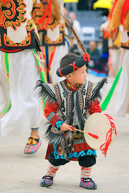 3歲小朋友敲鼓。青羊區委宣傳部供圖