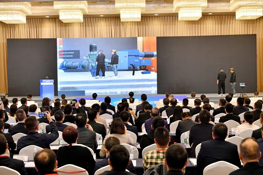 工作人員演示5G+XR沉浸式虛擬仿真技能培訓新技術。四川人社供圖