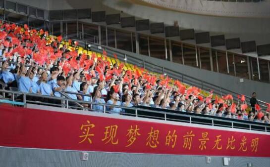 未來屬于青年，希望寄于青年。懷抱夢想又腳踏實地，敢想敢為又善作善成，相信將會有更多這樣的青年追光而遇，沐光而行，在屬于自己的人生賽道上跑好接力跑，跑出好成績。