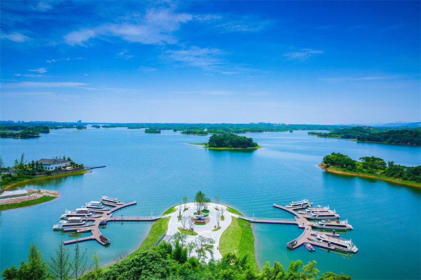 綠洲開啟游船路。東部新區供圖