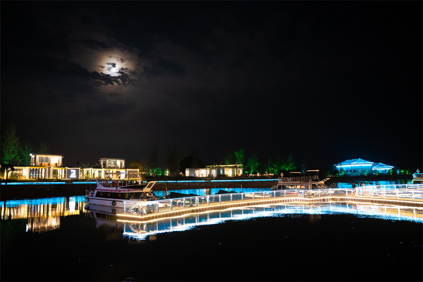 烘云托月夜色美。東部新區供圖